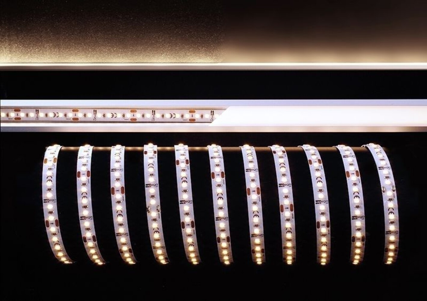 Leuchtender, flexibler LED Streifen von der Marke Deko-Light, ideal für Berleuchtungsdekoration
