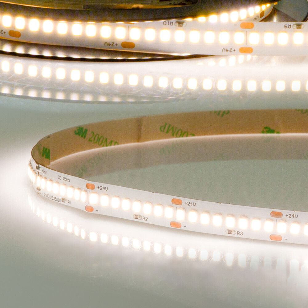 Hochwertiger, flexibler LED-Streifen von Isoled leuchtend in warmweiß 3000K