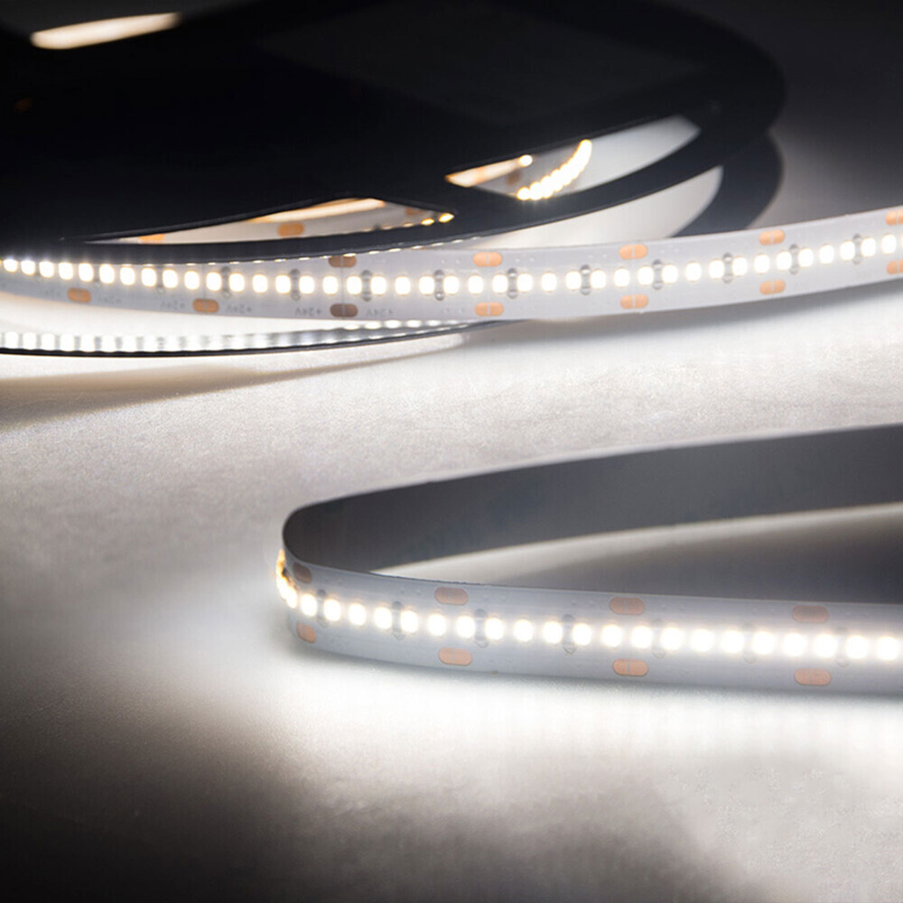 Attraktiver, neutralweißer LED Streifen der Marke Isoled, perfekt für stimmungsvolles Raumlicht