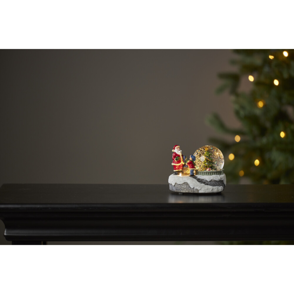 Bunte Weihnachtsszene und kinderfreundliche Leuchtfigur von Star Trading mit warmen LEDs in einer detailreichen Glaskugel