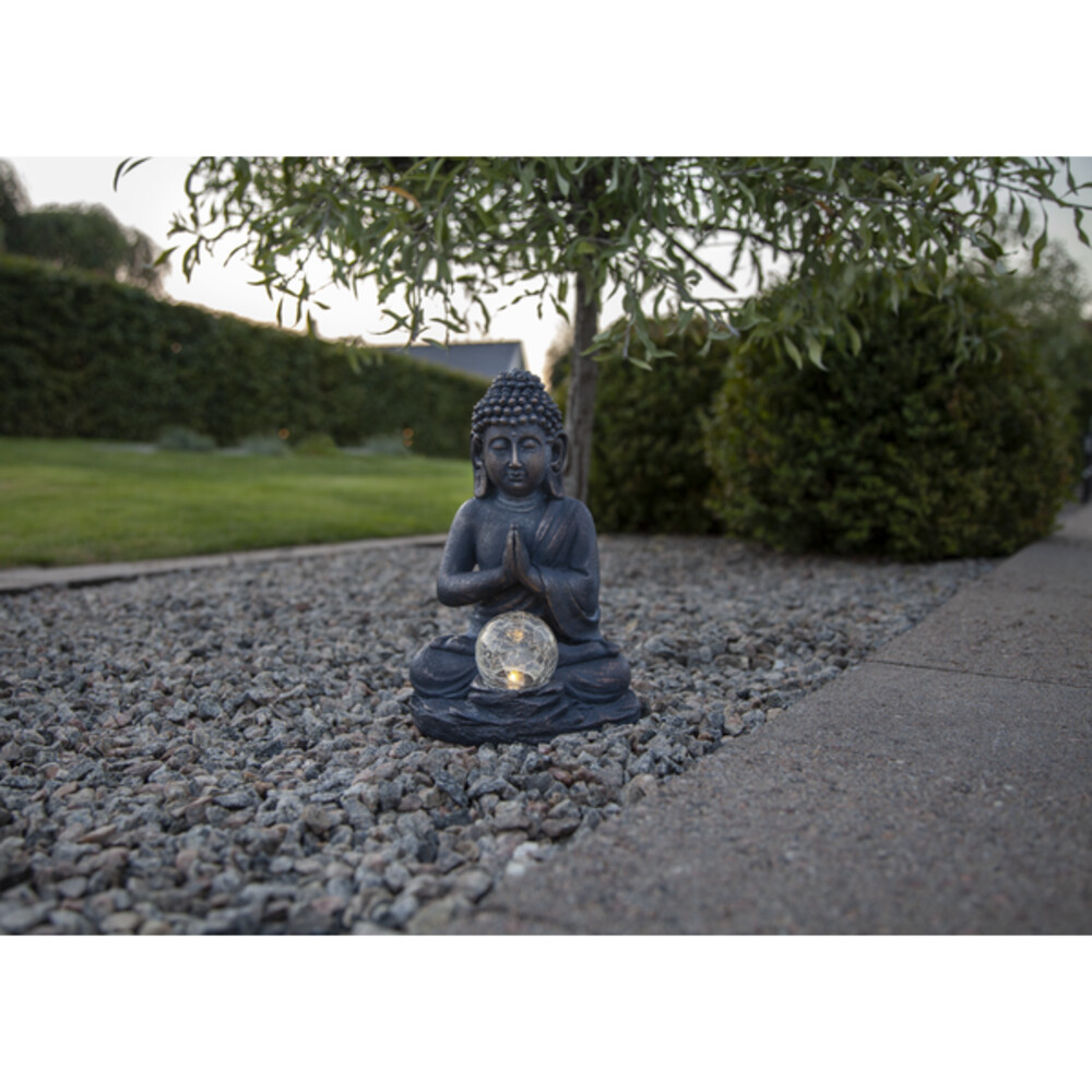 Beeindruckender grauer Buddha mit leuchtender Glaskugel aus der Solarleuchten Kollektion von Star Trading