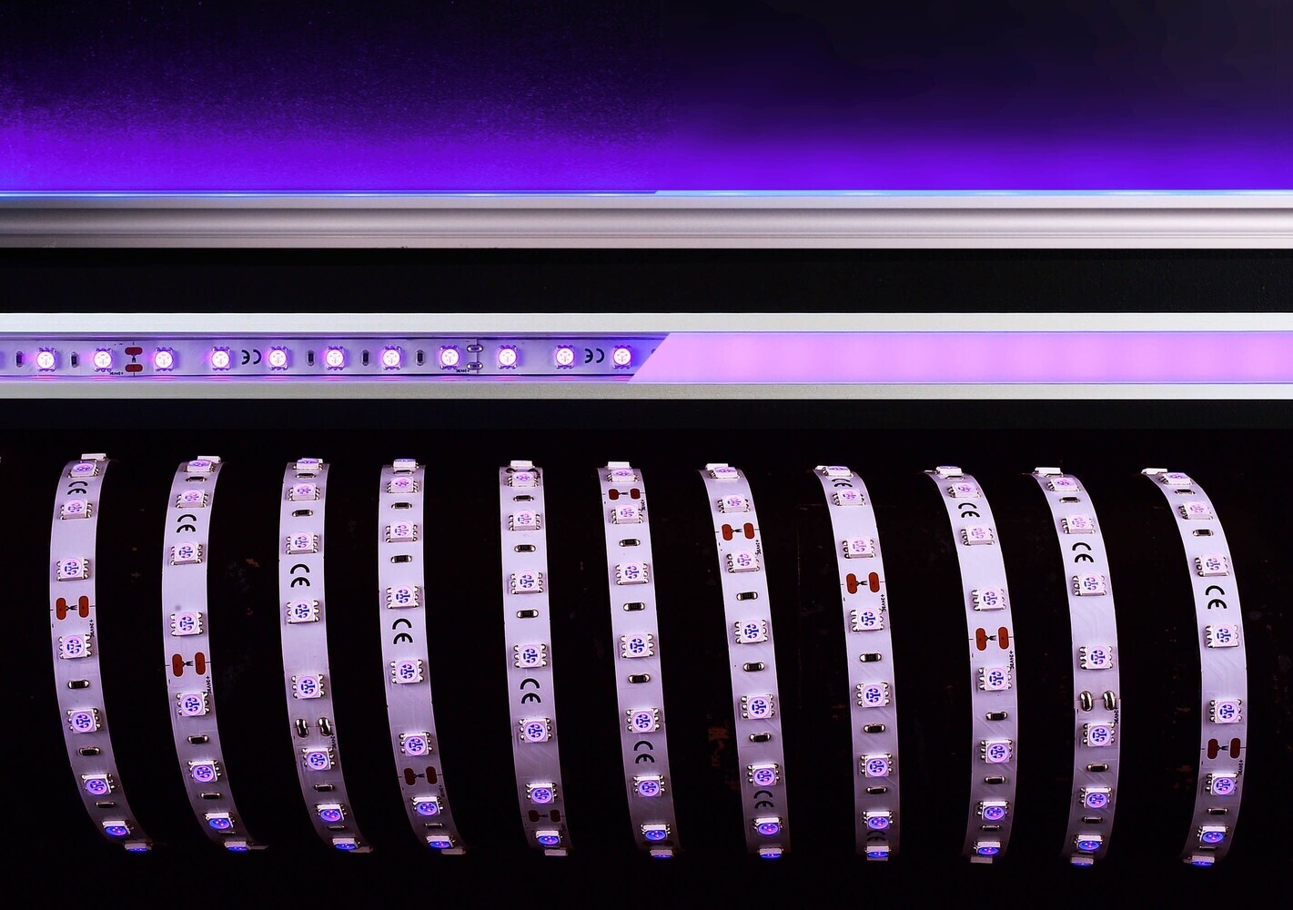 luxuriöser, violettfarbener flexibler LED Streifen von der Marke Deko-Light