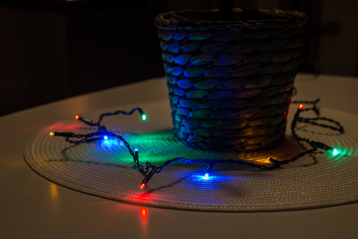 Farbenprächtige Lichterkette von Konstsmide mit 100 bunten LED Dioden und dunkelgrünem Kabel