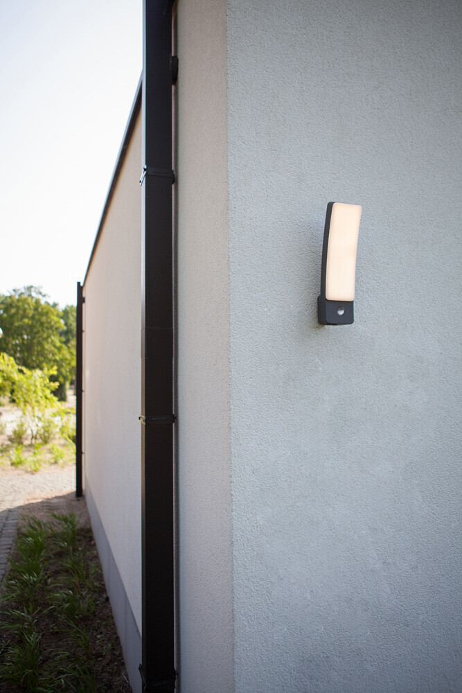 Moderne anthrazitfarbene Außenwandleuchte KIRA von der Marke ECO-LIGHT mit eingebautem Bewegungsmelder und energieeffizienter LED Technik