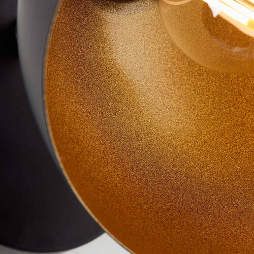 Schwarzer matt-goldener Deckenstrahler von Brilliant beleuchtet luxuriös den Raum