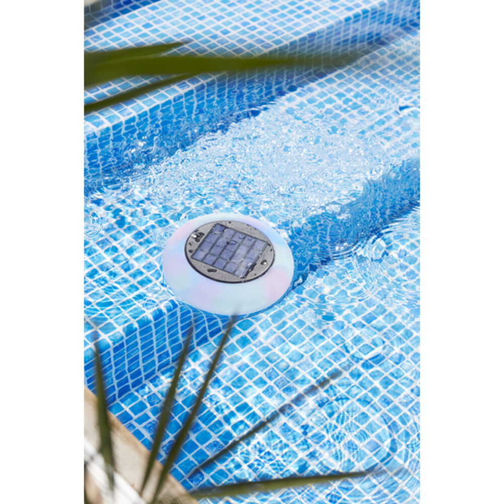 Hochwertige Solarleuchte von Star Trading für den Pool. Weiße Farbe mit 1 rotierenden RGB-LED. Solarpanel und Akku integriert.