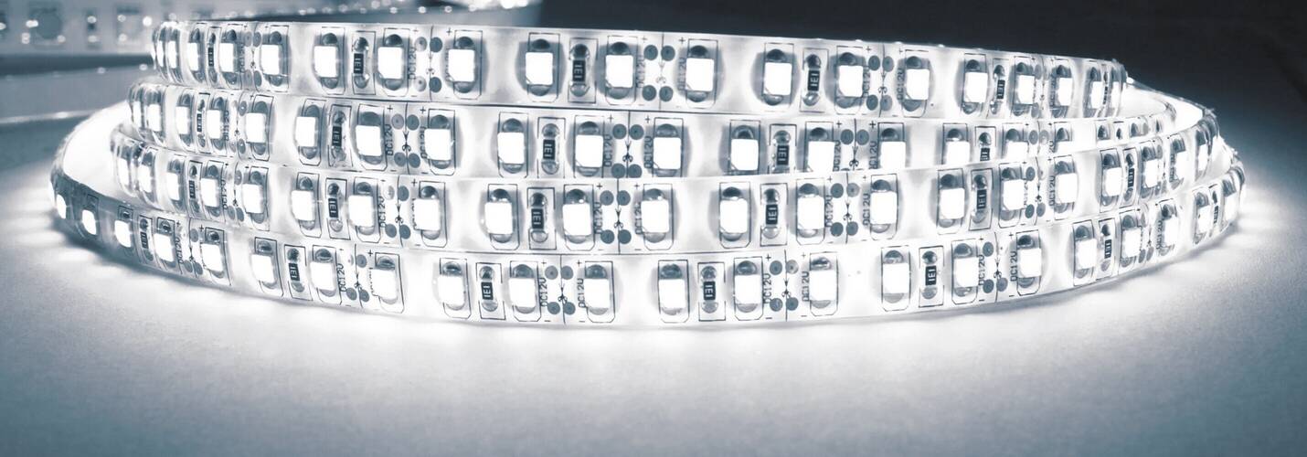Hochwertiger, kaltweißer LED Streifen von LED Universum mit 120 LEDs pro Meter