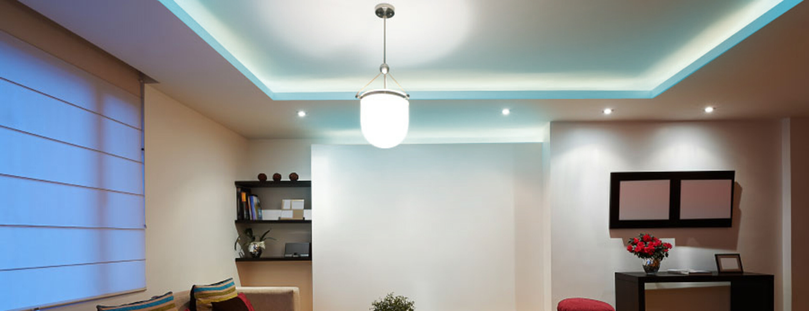 Premium LED Streifen von LED Universum mit smartem 24V Netzteil und intuitiver 2,4GHz Fernbedienung, ideal für den Einsatz im Smart Home