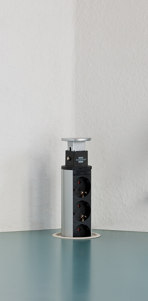 Steckdosenleiste von Brennenstuhl für den Tisch mit 3 Steckdosen und 2m Kabel
