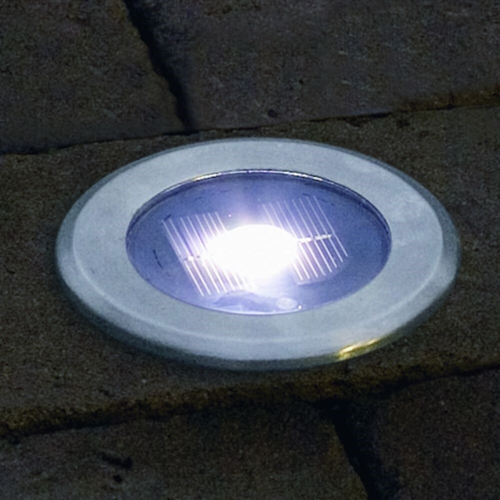 Elegant leuchtender Solarbodeneinbaustrahler aus Edelstahl von Konstsmide mit weißer LED