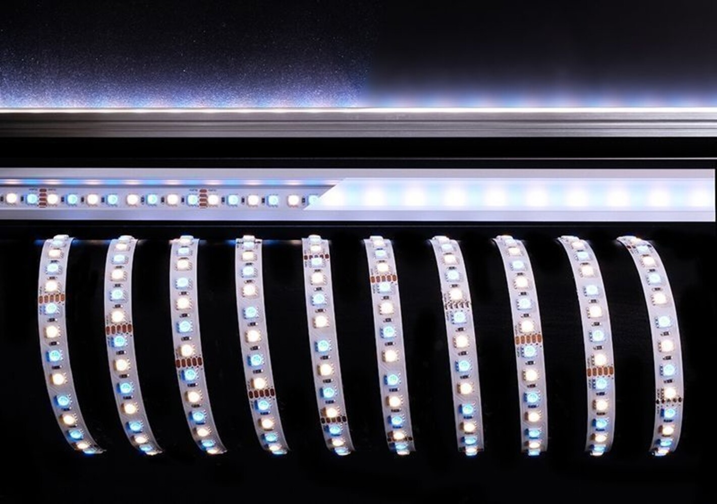 Beeindruckend helles Licht von einem flexiblen LED-Streifen der Marke Deko-Light