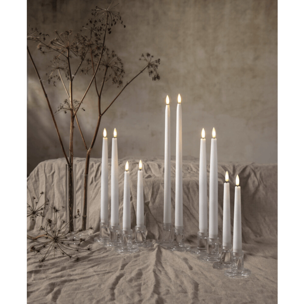 Weiße LED-Kerzen mit natürlicher Flamme von Star Trading in einzigartigem 2er Set