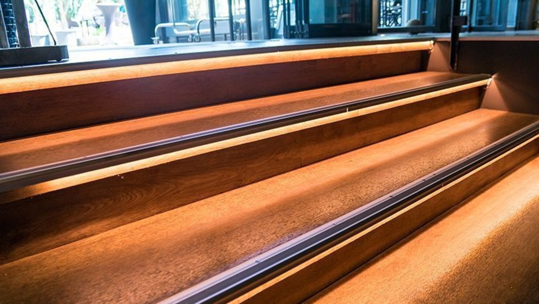 Elegantes silber mattes LED Profil von Deko-Light für Treppenstufen