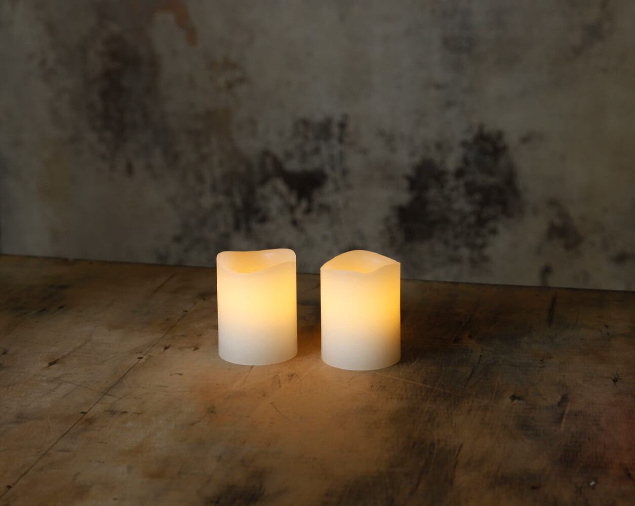 Exquisites Wachskerzen-Duo mit amber LED von Star Trading in reinem Weiß