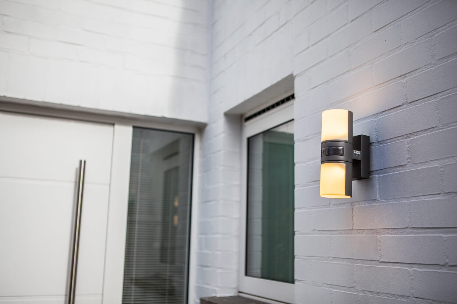 Schicke, moderne Außenwandleuchte von ECO-LIGHT im LED-Stil