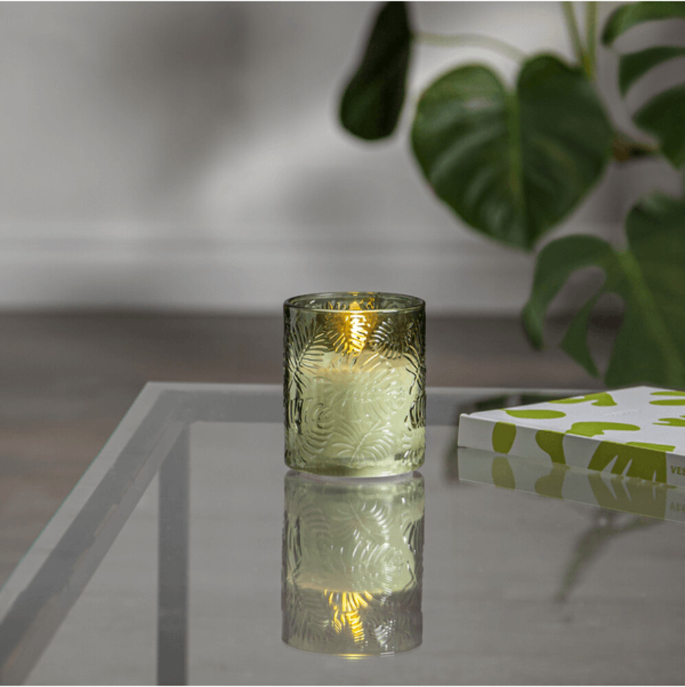 Eine grüne LED-Kerze mit Blattmuster und realistischer Flamme von Star Trading
