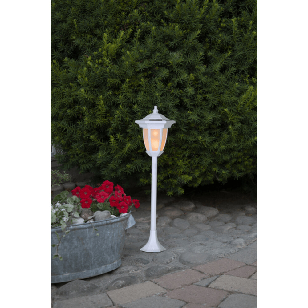 Schöne, weiße Laterne im Kunststoff-Design mit amber LED-Beleuchtung und einem Solarpanel für Outdoor-Benutzung von Star Trading