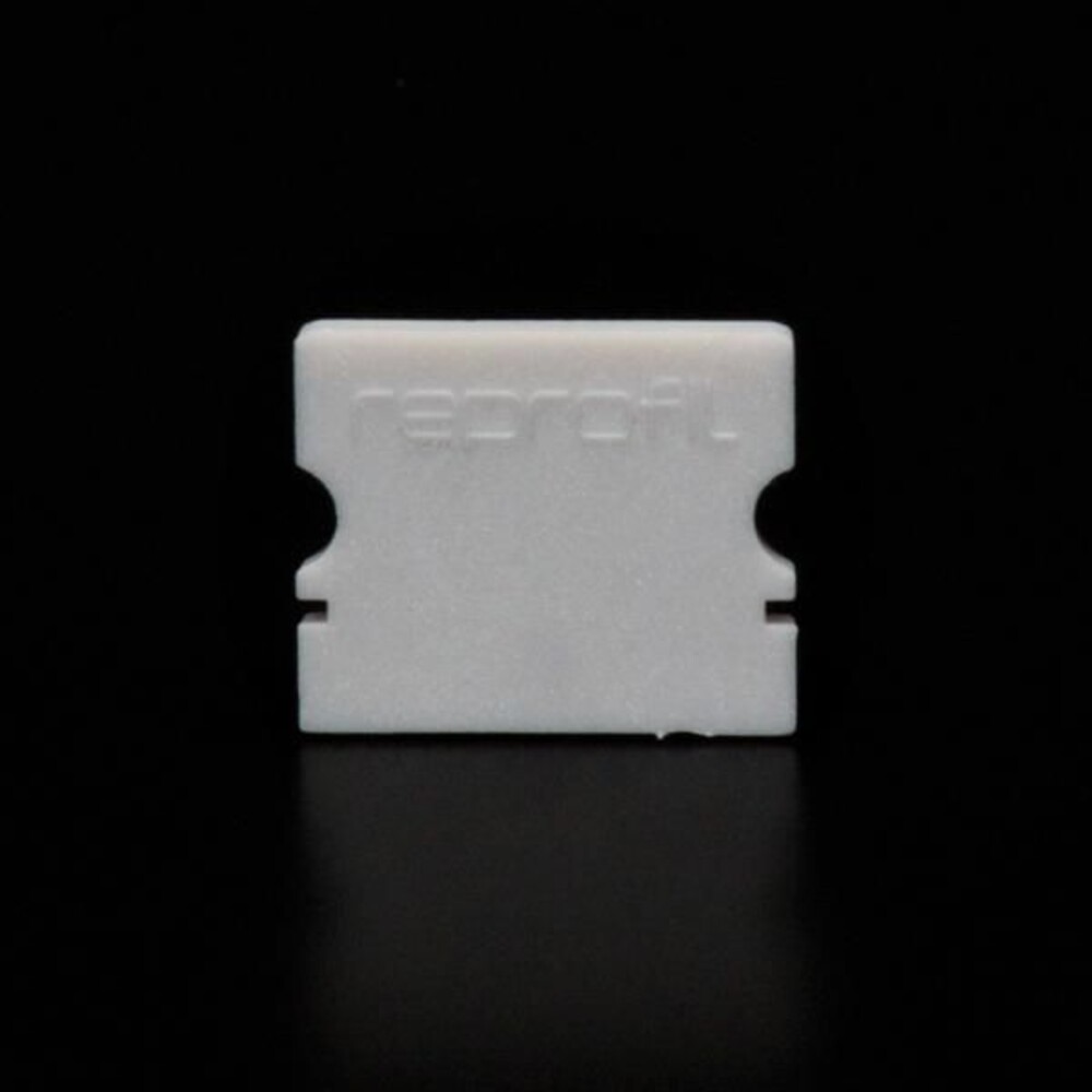 Schicke Endkappen von der Marke Deko-Light in einem Set von 2 Stück, mit einer Länge von 18mm, einer Breite von 6mm und einer Höhe von 15mm