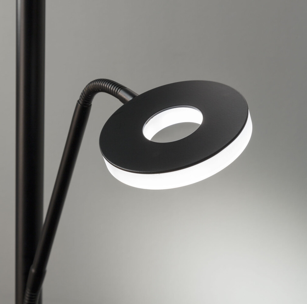 Elegante LED Stehlampe von Fischer & Honsel mit energieeffizienter Leuchtkraft