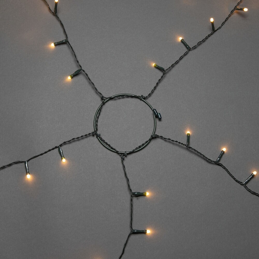 Eindrucksvoller gefrosteter Baummantel mit bernsteinfarbenen LED Dioden von Konstsmide