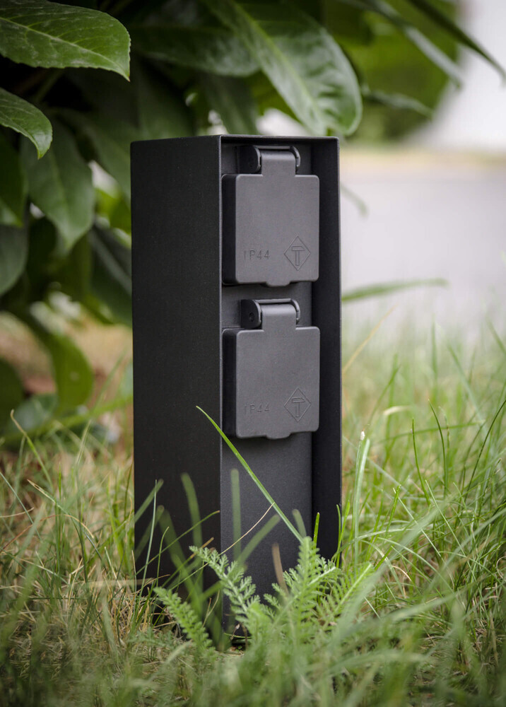 Hochwertige, schwarze Steckdosen im modernen Design von LED Universum