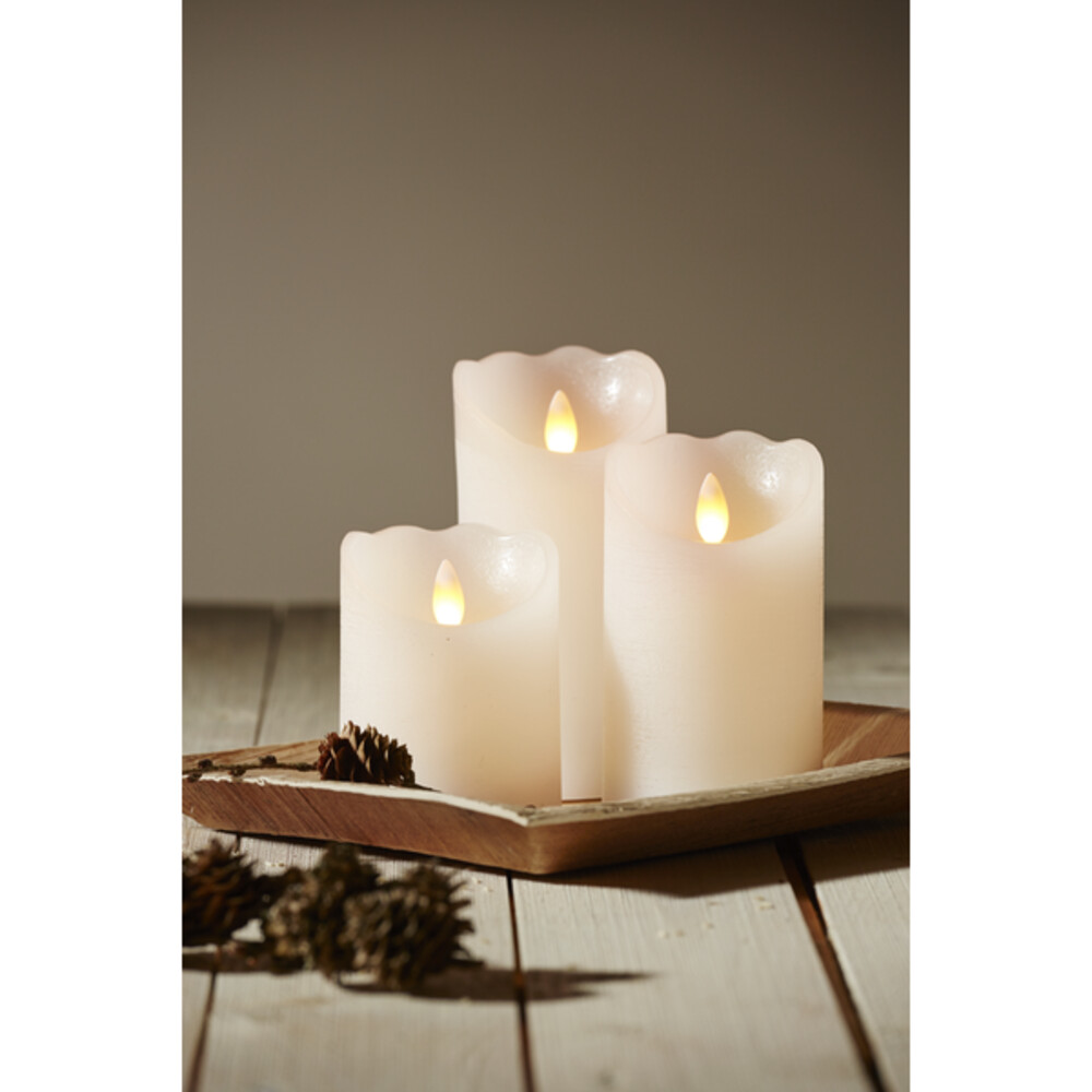 Wehende LED Kerze von Star Trading in prächtigem Weiß mit flackernder Flamme und Timer
