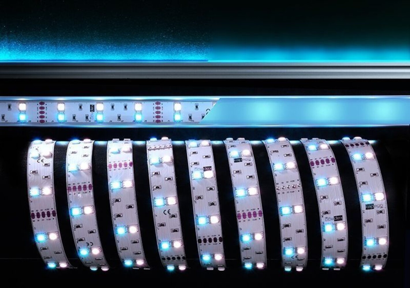 Leuchtender flexibler Deko-Light LED Streifen in kühlem Weiß