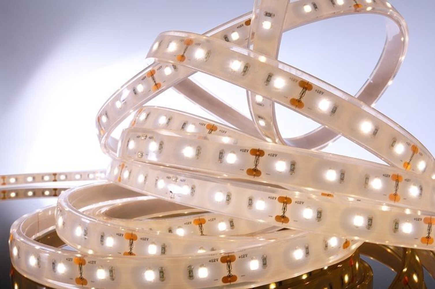 Flexibler LED-Streifen von Deko-Light in warmer Weißtönung mit Silikonbeschichtung