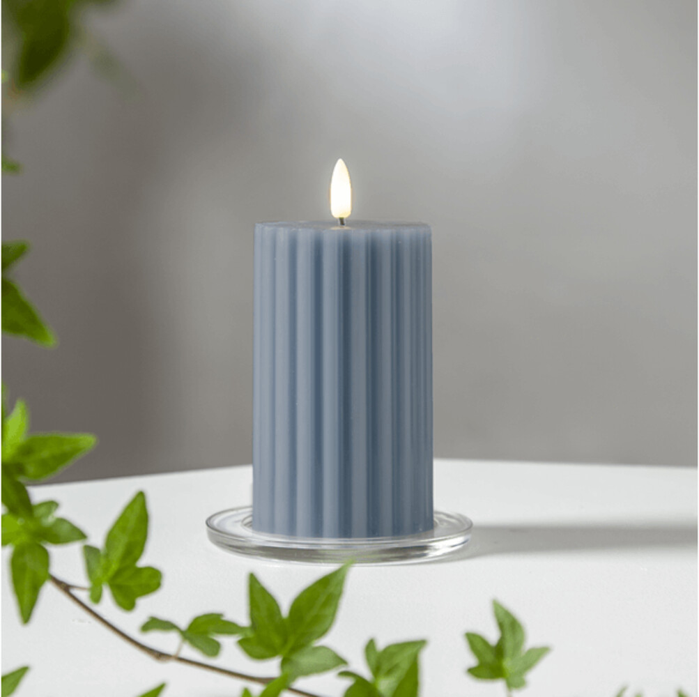 Faszinierende natürliche Flamme einer blauen LED Kerze von Star Trading