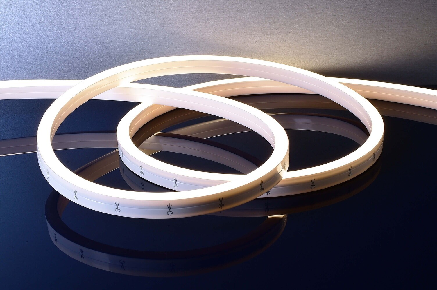 Hochwertiger flexibler LED-Streifen von Deko-Light in warmweißen 3000K