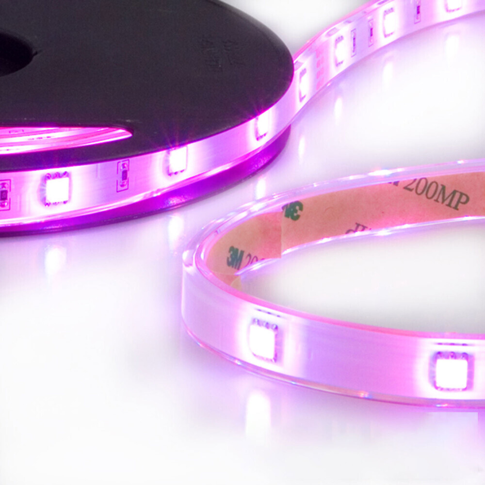 Hochwertiger LED Streifen der Marke Isoled mit bunten Lichteffekten