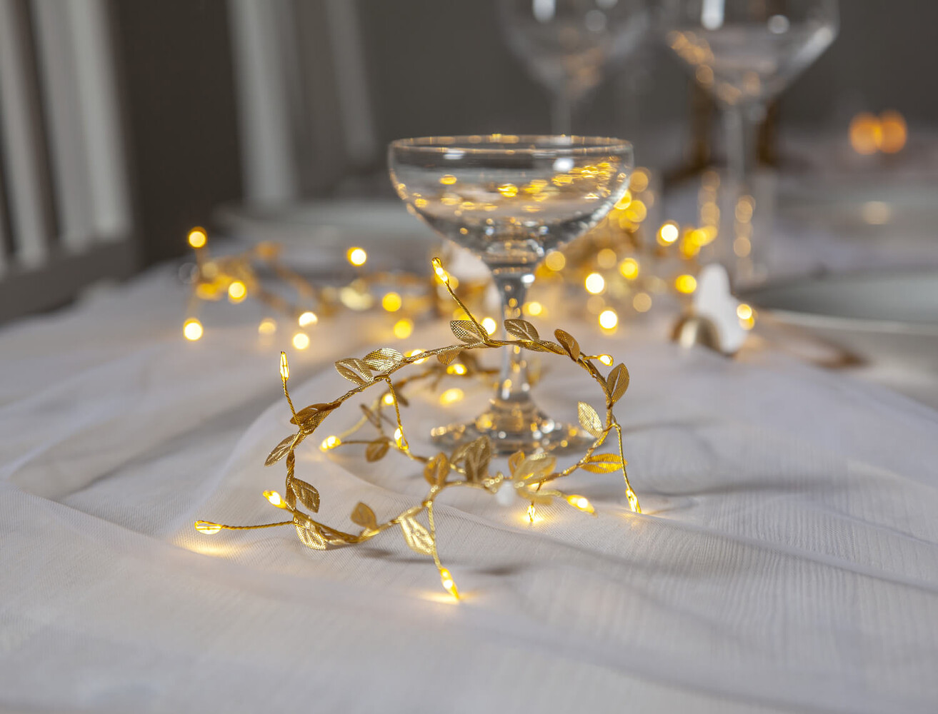 Wunderschöne Lichterkette von Star Trading, geschmückt mit goldenen Blättern und warmweißen LEDs
