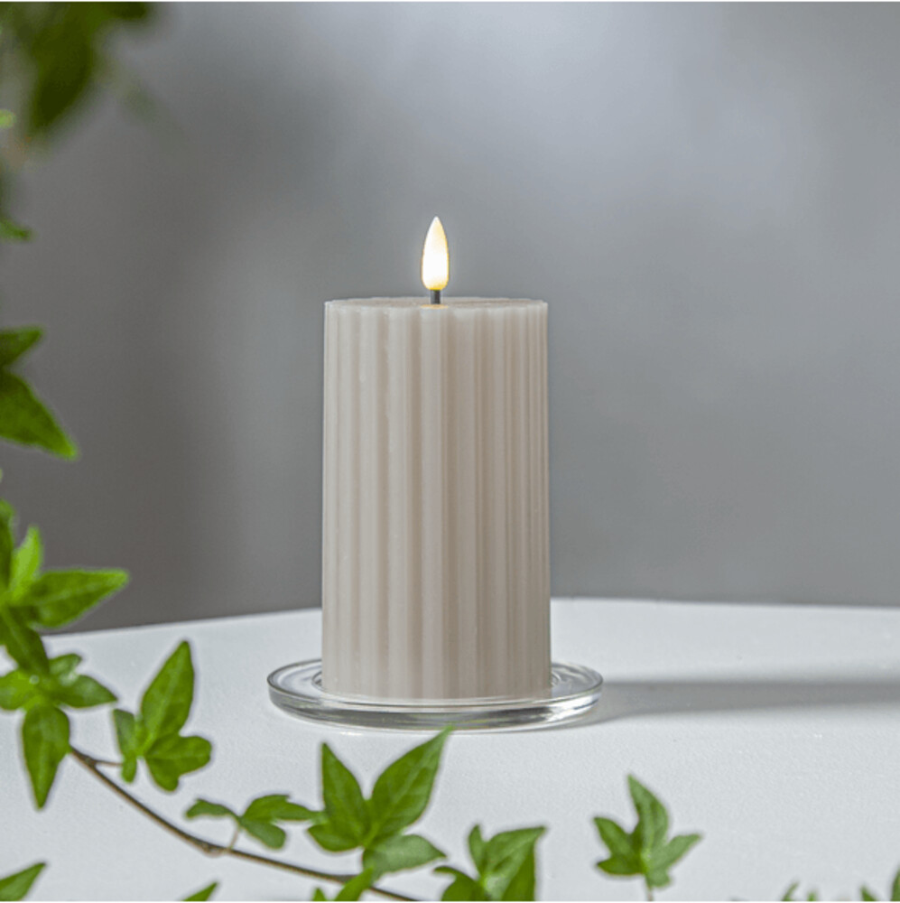 Elegante beige LED Kerze aus Kunststoff Wachs von Star Trading mit natürlicher Flamme