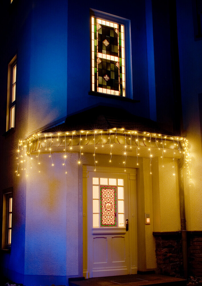 Prachtvoller LED Eisregen Lichtervorhang von Konstsmide mit warmweißen Dioden und weißem Kabel