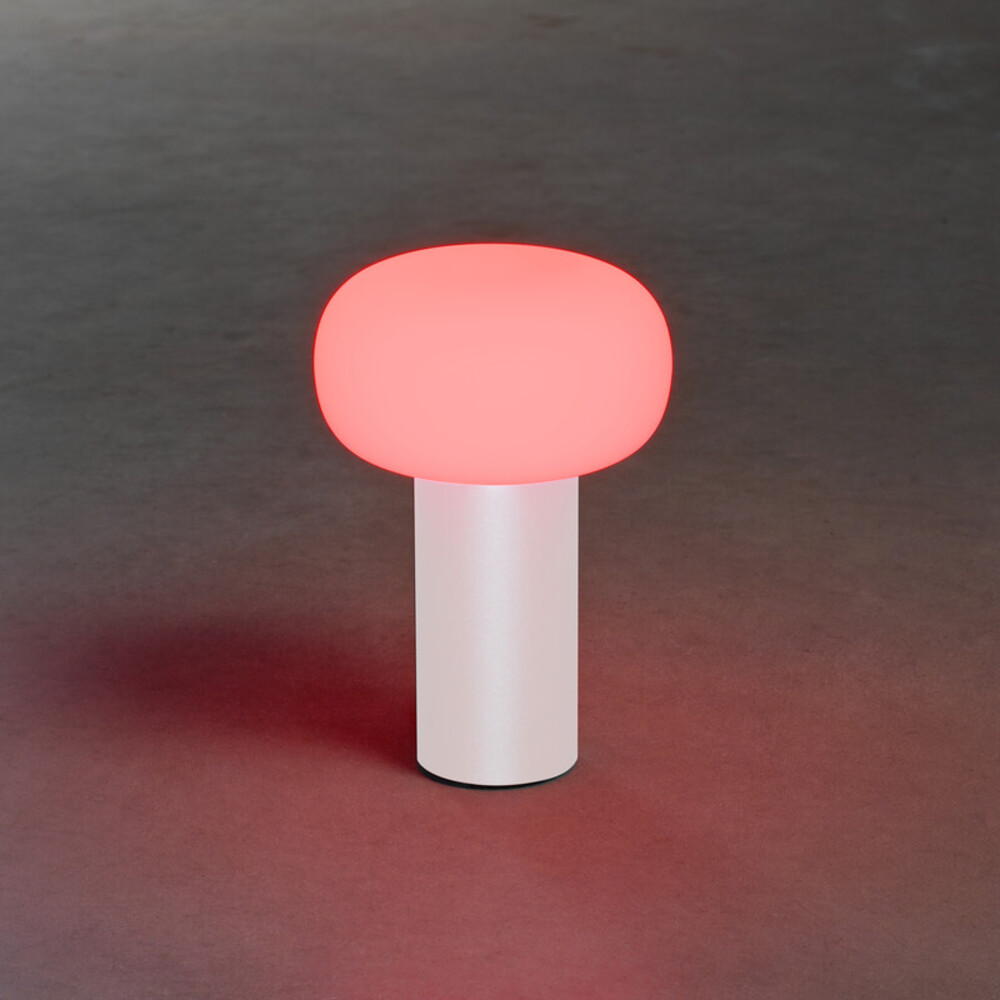 Stilvolle weiße Tischleuchte von der Marke Konstsmide mit RGB-Dimm-Funktion
