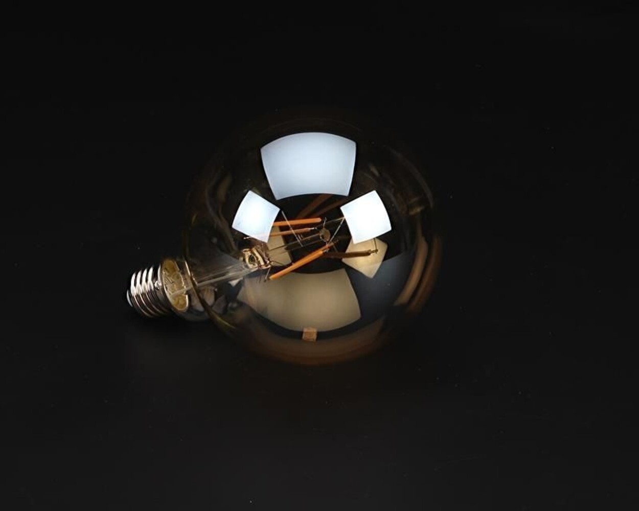 Hochwertiges Filament Leuchtmittel von der Marke Deko-Light mit der Lichtfarbe 2200K, passend für E27 Fassungen