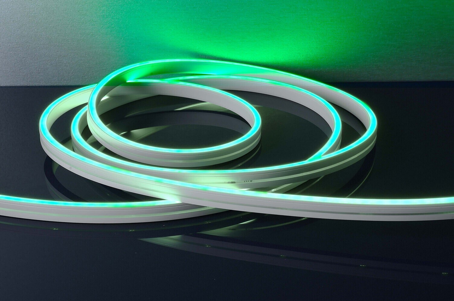Farbenfroher, flexibler LED-Streifen von Deko-Light mit seitlicher RGB-Ansicht