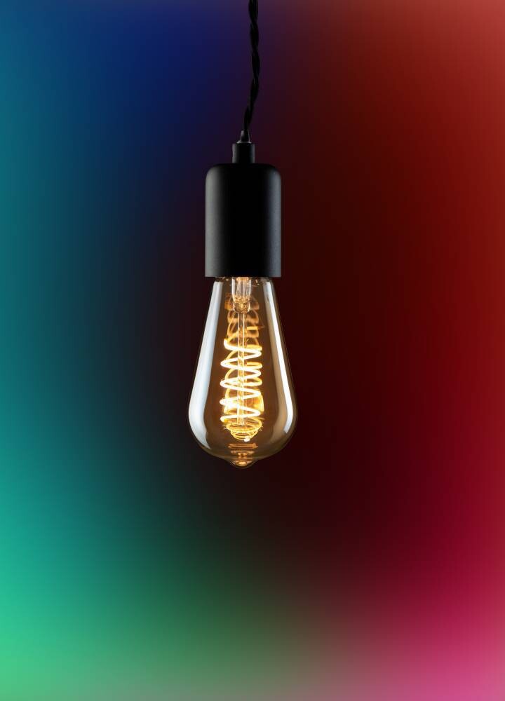 Edles EGLO Leuchtmittel im amberfarbenen Glas mit einem Lichtbereich von 2200 bis 6500K