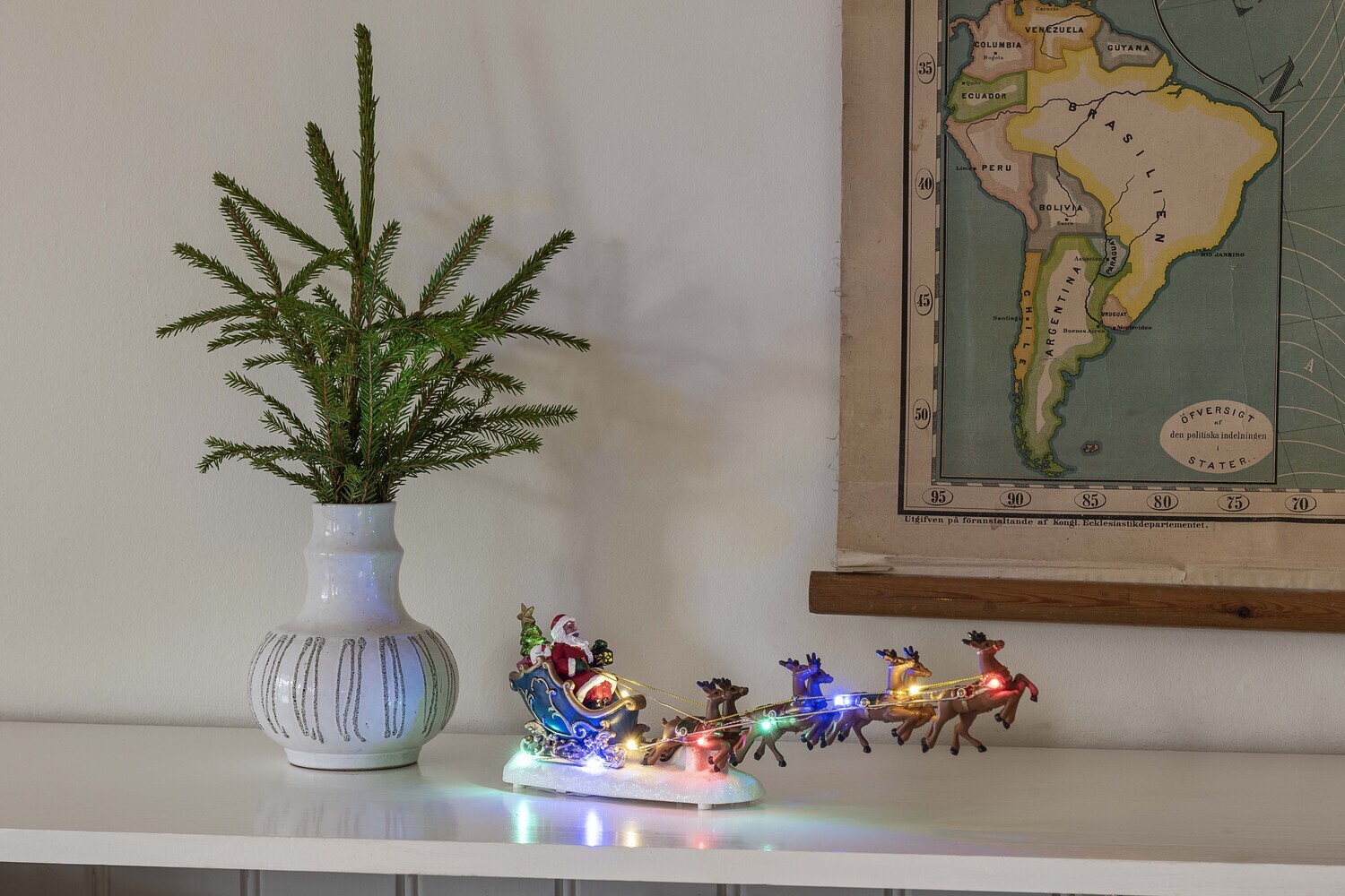 Buntes LED-Szenario von Weihnachtsmann im Schlitten mit Rentieren von Konstsmide