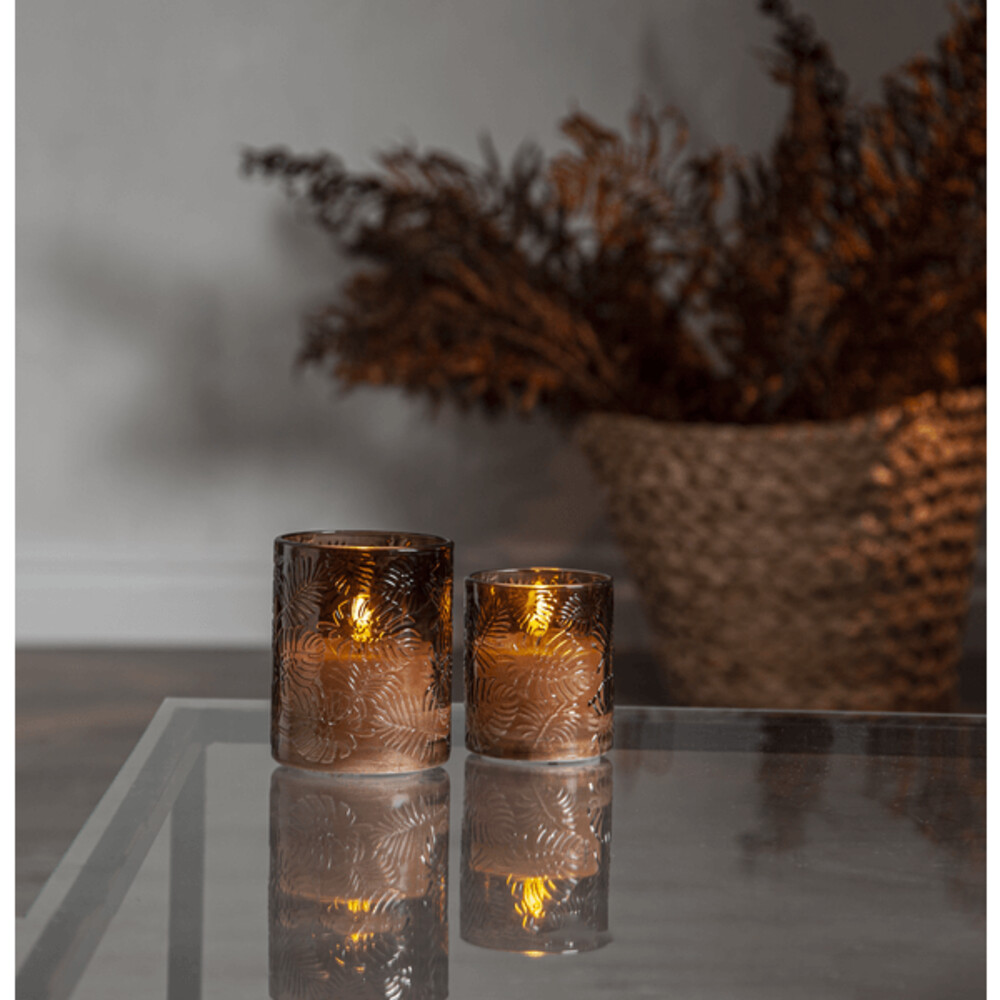 Braune LED Kerze von Star Trading mit realistischer Flamme und außergewöhnlichem Blattmuster