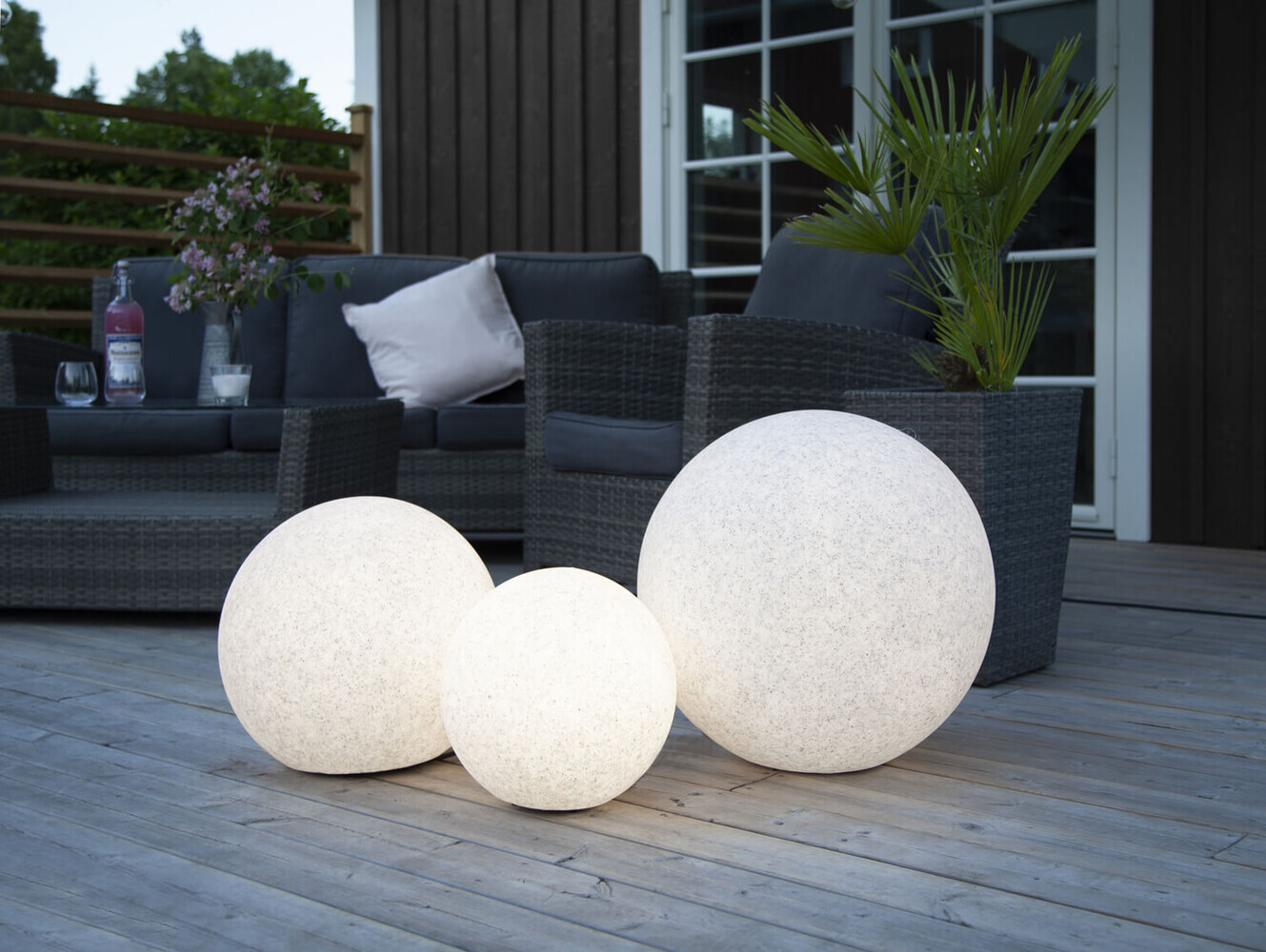 Elegante, weiße LED Deko Kugel Stone von Star Trading mit IP65-Schutz für den Außenbereich