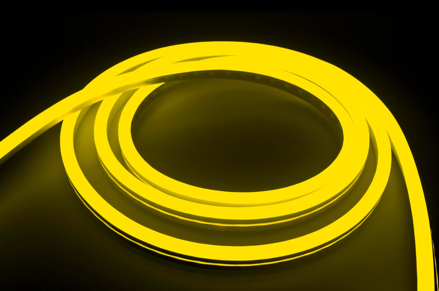 Hochwertiger, gelber LED Streifen von LED Universum mit professionellem 230V Netzanschlusskabel und IP66 Schutz