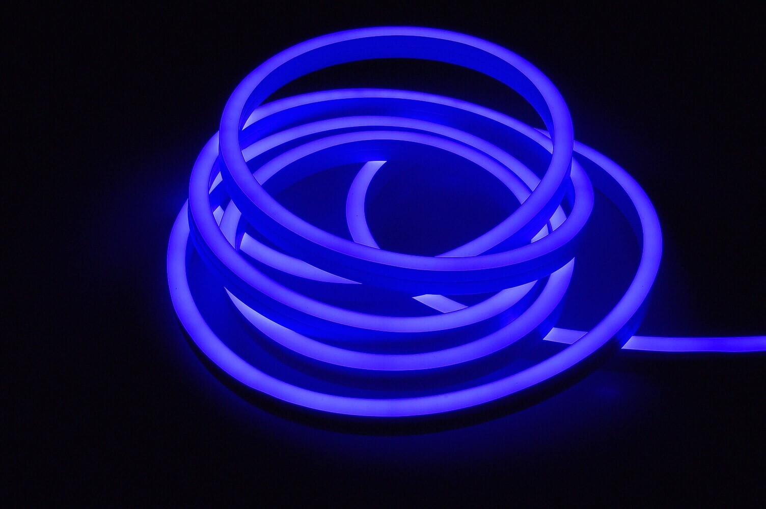 flexibler, farbenfroher LED Streifen von Deko Light in Seitenansicht