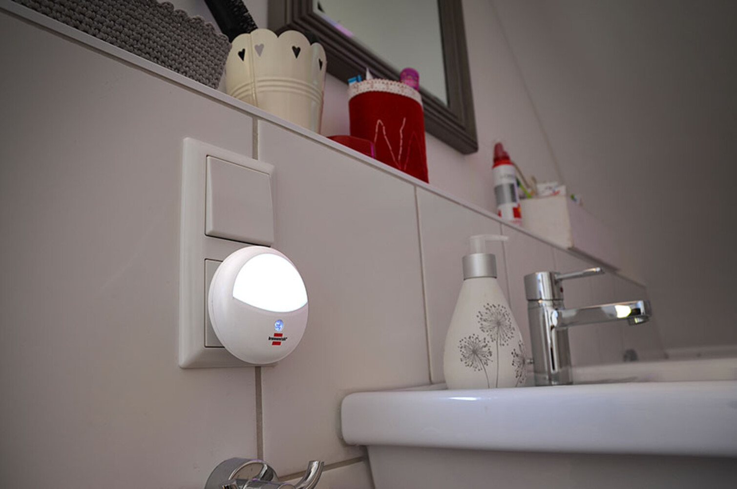 Brennenstuhl LED Orientierungslicht, helles und energieeffizientes Nachtlicht mit Dämmerungssensor von Brennenstuhl
