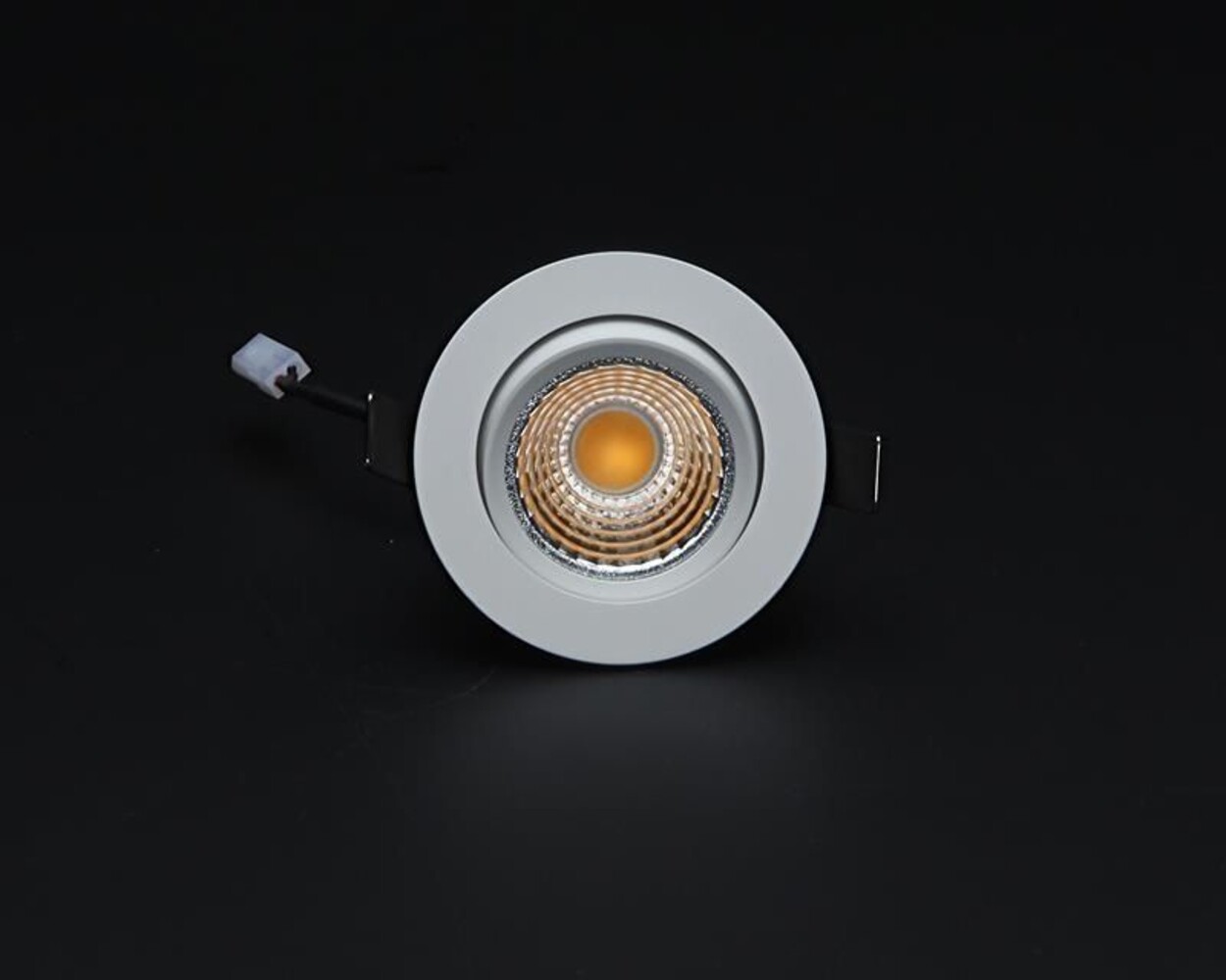Attraktiver Deckenstrahler von Deko-Light in rundem Design mit warmem Licht