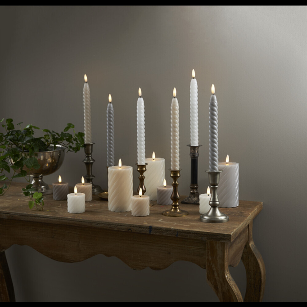 Ein Set von zwei grauen LED Kerzen von Star Trading in Spiraloptik mit naturgetreuer Flamme