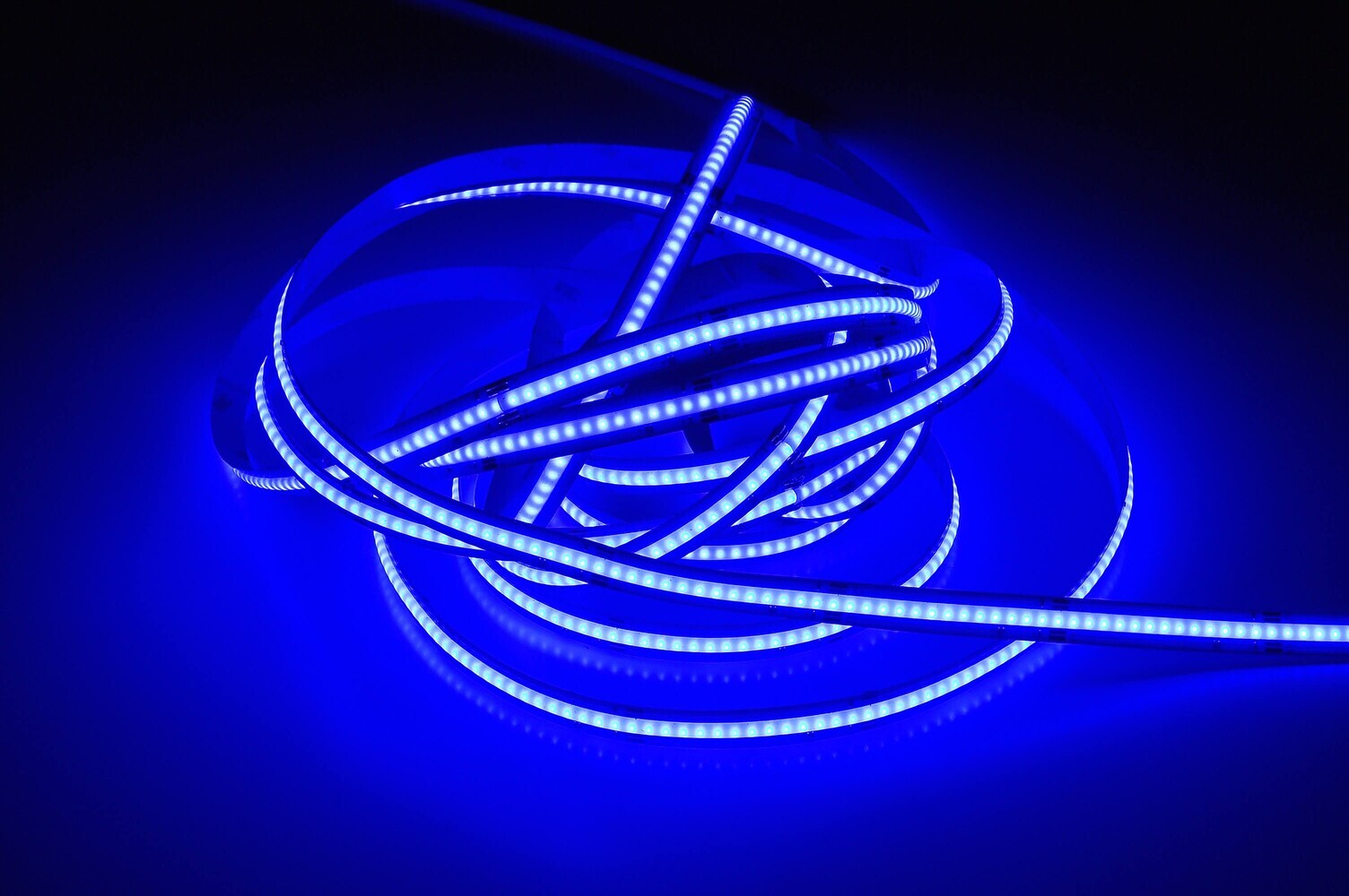 Hochwertiger, flexibler LED Streifen von Deko-Light in leuchtendem RGB