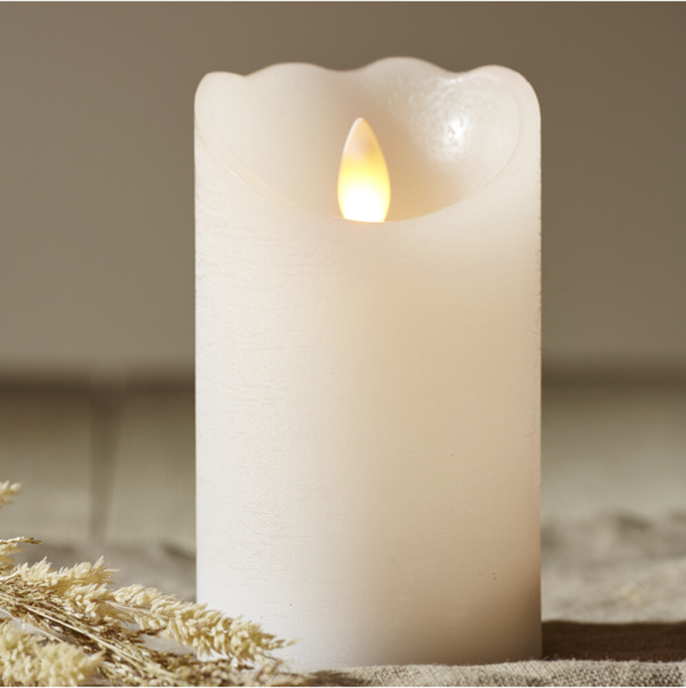 Schicke weiße flackernde LED-Kerze von Star Trading mit Timerfunktion