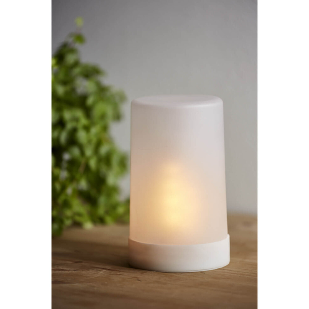 Weiße LED Plastikkerze Flame Candle von Star Trading, welche Feuer imitiert und mit Timer und Batterie betrieben wird