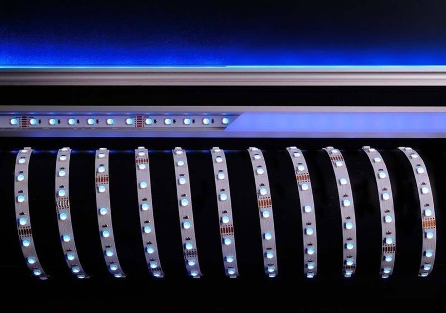 Flexibler, farbenprächtiger LED-Streifen von der Marke Deko-Light, leuchtet in warmem 3000K